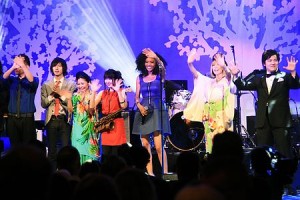 全米桜祭りの開会式で、パフォーマンスを披露した歌手の夏川りみさん（左から３人目）やジュディス・ヒルさん（同５人目）ら＝２２日、ワシントン / 時事ドットコム