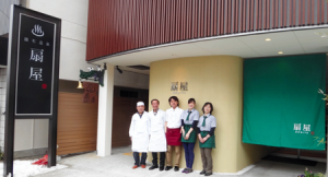 扇屋会館の再開を喜ぶ社長の小林さん（左から２人目）ら  / 福島民報