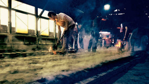 富山市の「グランドプラザ」で上映される短編映画「すず」の鋳物工場でのシーン / 中日新聞