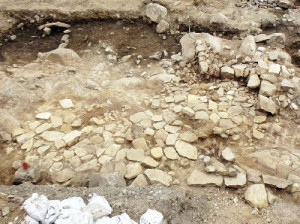 県議会の委員会棟の建設予定地の地下から発見された敷石遺構。右上付近の石に変色が見つかった（県教委提供） / YOMIURI ONLINE