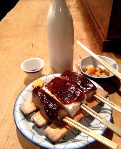 日本酒との相性がよく食べ応えも十分の「味噌おでん」540円。お通しの煮豆（無料）も昔から変わらぬ味わい深さ。 / マイナビウーマン