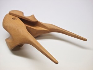 『愛bow』宮bowの箸作りの原点になったお箸。箸で困っている人のための箸。指の形に持ち手の部分が握りやすいように削ってあり、磁石の反発を使って箸の開きを補助してくれる。 / MY LOHAS