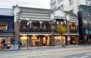 再開した老舗書店「長崎次郎書店」。国の有形文化財に登録されている＝熊本市中央区新町 / 産経ニュース