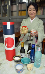 ちょこやちょこ袋、日本酒をセットでプレゼントできるギフトパッケージ（左端）＝京都市中京区の市役所 / 京都新聞