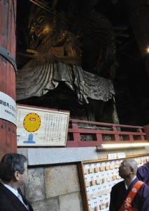 東大寺大仏殿に算額が奉納された＝奈良市 / 産経WEST