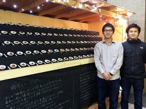 京都市内で開かれている「にっぽんの梅干し展」。主催する「バンブーカット」の竹内順平さん（左）と切替瑶太さん / AGARA紀伊民報