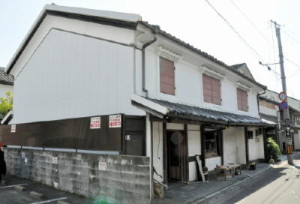 唐津くんちの曳山の巡行ルートにある古民家を改装したギャラリー魚や町 / 佐賀新聞