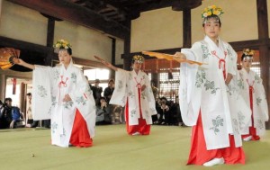 みやびやかな舞を披露する子どもたち / 神戸新聞NEXT