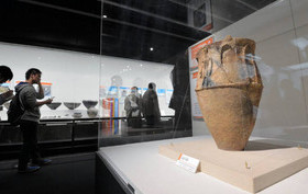珍しい人体文様の土器も　きょうから江戸博　１９遺跡の出土品紹介