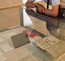 古い落書き資料、朝倉氏遺跡の皿破片も　福井・県文書館で展示