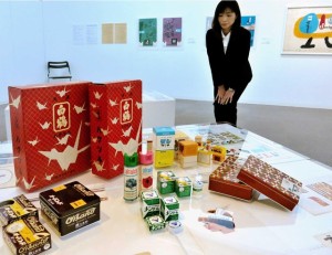 「白鶴」「オーバンド」など今竹デザインの商品パッケージやマークの数々＝西宮市大谷記念美術館 / 神戸新聞NEXT