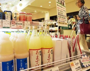 スーパーの店頭に並ぶ甘酒。夏本番に向け酒造各社がＰＲする＝姫路市豆腐町 / 神戸新聞NEXT