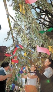 竹に短冊などを飾り付け、祭り本番に備える商店街関係者 / 河北新報