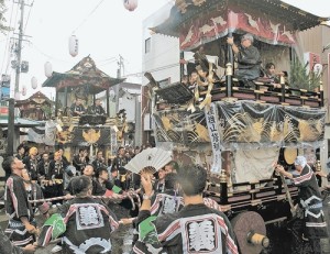 田名部神社の前に集結した豪華な山車 / 河北新報