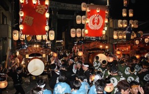 太鼓や鉦の音が響き渡り、熱気にあふれる石取祭＝三重県桑名市で１日、松本宣良撮影 / 毎日新聞