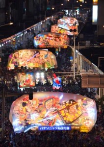 津軽の夏の風物詩「青森ねぶた祭」が開幕し、太鼓や笛の音が鳴り響く中、通りを練り歩く極彩色のねぶた＝２日夜、青森市 / 東京新聞