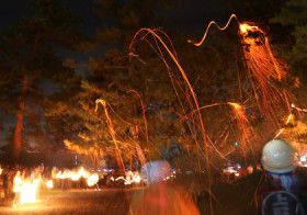 たいまつ、夜空に弧を描く　滋賀・日野で火ふり祭