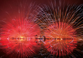 【8月15日諏訪湖祭湖上花火大会開催！】諏訪湖上の夜空に咲く日本屈指の花火を観に行こう！