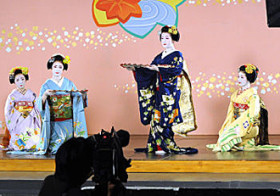 秋の舞、準備着々　京都「祇園をどり」プログラム撮影