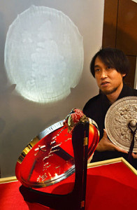東日本大震災からの復興を願い、山本さんが製作した魔鏡。光をあてると壁に神木の映像が浮かび上がる（京都市左京区・みやこめっせ） / 京都新聞