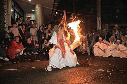 火の粉散らし てんぐ舞う　野沢温泉で「灯籠祭り」 / 長野