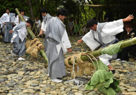 今年は西に軍配　日野で芋競べ祭り / 滋賀