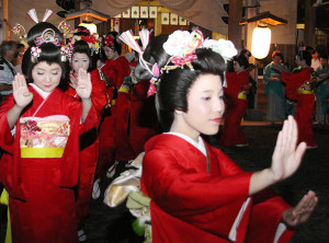 あでやかな赤じゅばん姿で踊る女性たち＝９日夜、石川県小松市安宅町の安宅住吉神社で / 中日新聞
